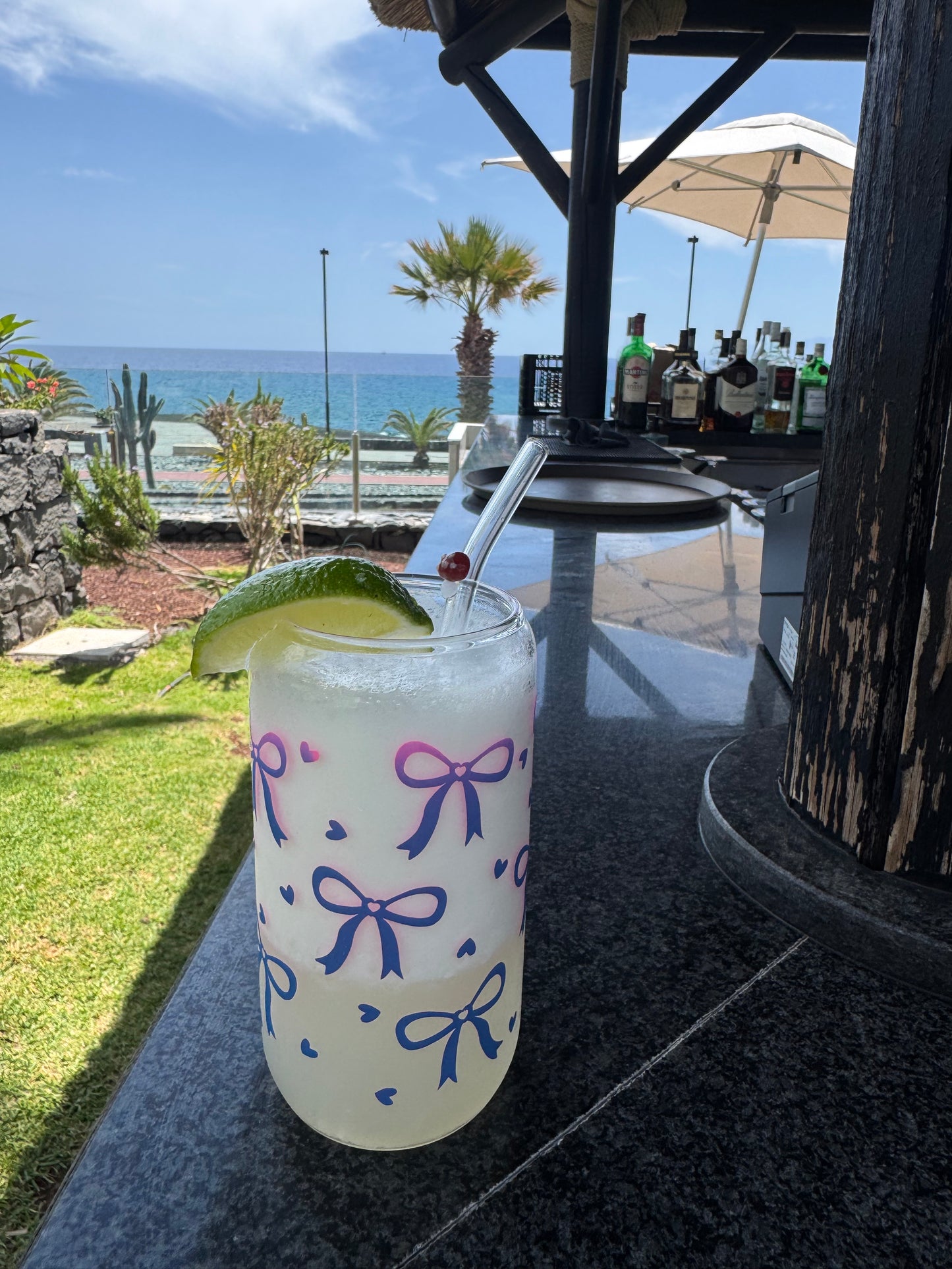 Colour Changing Glass Cup – Pink Bows & Hearts Turn Blue with Cold Drinks