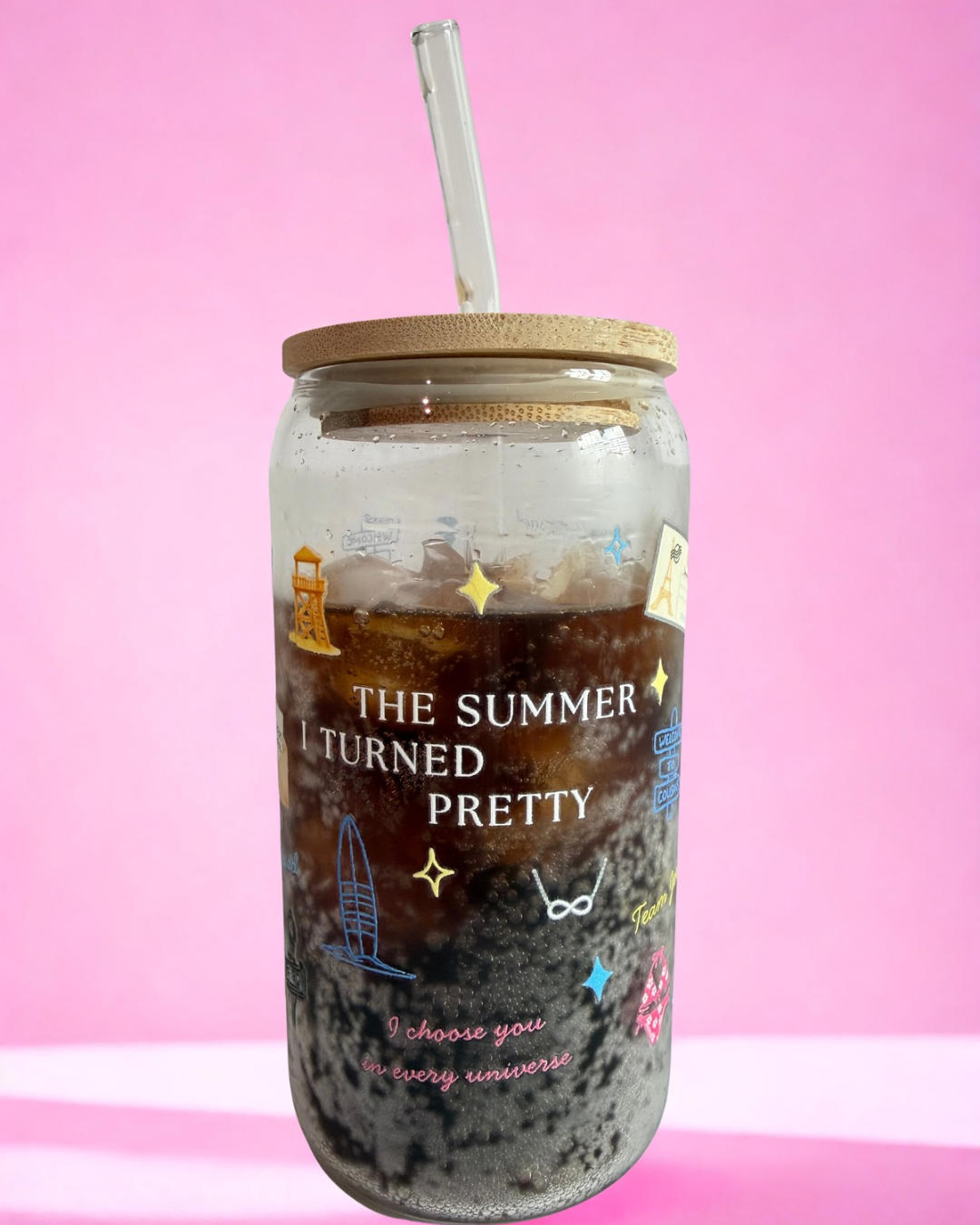 Summer romance 16oz glass can cup with bamboo lid, glass straw and colourful book-inspired design on pink background